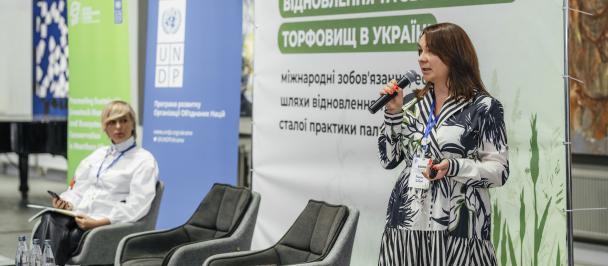людина, що сидить на стільці перед магазином